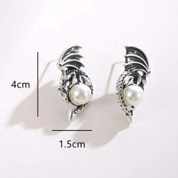 Dragon holding pearl earrings - Picture 3 of 3